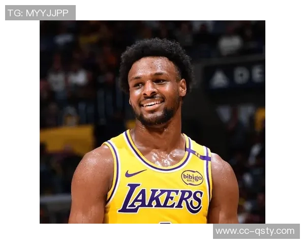 字母哥身穿老詹赠送的23号球衣入更衣室布朗尼球衣成新亮点 字母哥身穿老詹赠送的23号球衣入更衣室布朗尼球衣成新亮点